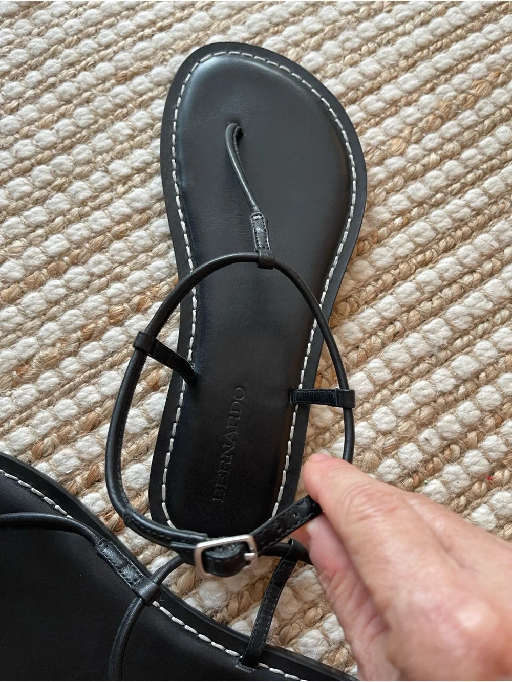 Bernardo Hercu Sandal Black Leather Thin Strap Thongs 9M